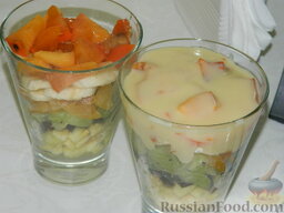 Фруктовый "Салат Евы": Залейте салат сгущенным молоком.