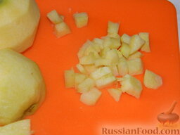 Фруктовый "Салат Евы": Яблоки очистить от кожуры и семян, нарезать кубиками.