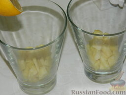 Фруктовый "Салат Евы": Чтоб яблочные кубики не почернели, сбрызните их лимонным соком.