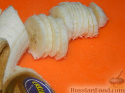 Фруктовый "Салат Евы": Банан очистите и нарежьте кружочками.