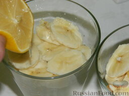 Фруктовый "Салат Евы": Разложите кусочки банана верхним слоем и взбрызните лимонным соком.