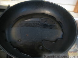 Армянское блюдо "Хохо" (гусь тушеный с гранатом): В отдельную сковороду добавить чуть-чуть подсолнечного масла и 3 ст. л. жира гуся (то, что выделяется во время жарки).