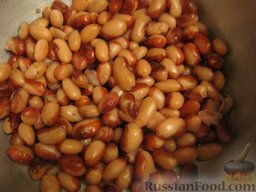 Салат из фасоли по-болгарски: Отварить фасоль до готовности (1-1,5 часа). Откинуть на дуршлаг.