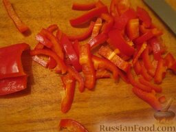 Салат из фасоли по-болгарски: Помыть перец, нарезать кубиками или соломкой.
