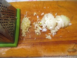 Салат из фасоли по-болгарски: Почистить чеснок и лук. Лук помыть. Нарезать мелкими кубиками. Чеснок натереть на терке или раздавить в чесночнице.