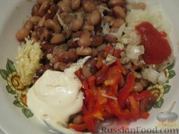 Салат из фасоли по-болгарски: Все ингредиенты сложить в миску, посолить и поперчить, добавить томат-пасту по вкусу.