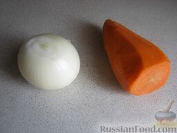 Бульон с домашней лапшой: Очистить и помыть лук и морковь. Морковь разрезать на 4-6 частей.