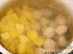 Суп с куриными фрикадельками и кольраби: В кипящую воду вкинем картофель и фрикадельки. Доводим до кипения, уменьшаем огонь и варим 15 минут.