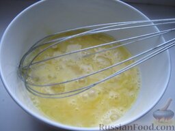 Быстрые сырники с манной крупой: Как приготовить сырники с манкой:    Взбить яйца венчиком, всыпать постепенно манку. Перемешать. Дать постоять манке 15-20 минут.