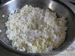 Быстрые сырники с манной крупой: Выложить творог в миску, добавить ваниль, сахар, соль и хорошо перемешать.