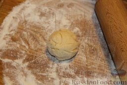 Булочки с маком (рецепт для хлебопечки): Приготовление булочек с маком:    Все ингредиенты, которые требуются для приготовления теста, насыпать в хлебопечку и выставить программу на вымешивание теста, примерно полтора часа должно быть, но в каждой хлебопечке по-разному. Тесто получается очень эластичное, с ним очень легко работать.  После того, как тесто приготовится, начинаем лепить наши вкуснейшие булочки. Для этого от теста отрезаем небольшие кусочки и скатываем вот в такие шарики.