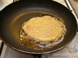 Ромштекс из свинины: На сковороде разогреть 2 ст. ложки растительного масла.  Обжаривать мясо на среднем огне 5-6 минут (до золотистого цвета).