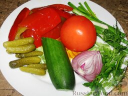 Салат по-сербски: Огурец, помидоры и зеленый лук моем, лук-репку чистим.
