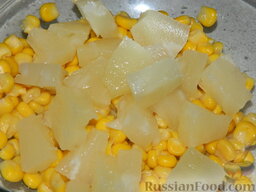 Салат с ананасом и кальмарами "Тропическая фантазия": Нарезать ананас кубиками, добавить к кукурузе.