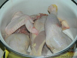 Борщ с курицей: Как приготовить борщ с курицей:    Курицу промыть, разрубить на куски. Залить водой и оставить на полчаса.