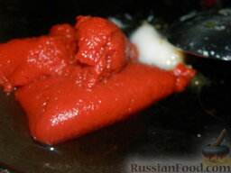 Борщ с курицей: Добавить к топленному салу томат пасту. Обжарить 30 секунд.