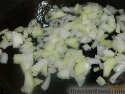 Борщ с курицей: На сковороде разогреть растительное масло, обжарить на нем лук до румяности.