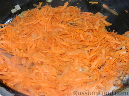Борщ с курицей: Натертую на крупной терке морковь обжарить вместе с луком 2-3 минуты.