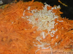 Борщ с курицей: Добавить к моркови натертый на крупной терке корень сельдерея. Все вместе жарить еще 1 минуту.