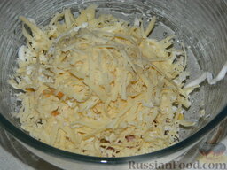 Сырники по-новому: Твердый сыр также натереть на крупной терке. Он расплавится и сделает сырники однородными.