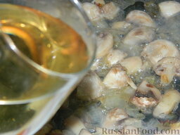 Салат из шампиньонов, приготовленных с вином: Влить в грибы вино и тушить до испарения жидкости.