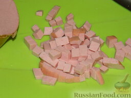Салат из шампиньонов, приготовленных с вином: Колбасу очистить от оболочки и нарезать кубиками.