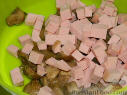 Салат из шампиньонов, приготовленных с вином: Смешать грибы с колбасой, выложить горкой и украсить салат по желанию.