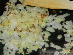 Салат из печени "Вожделение": Как приготовить салат из печени:    Лук очистить, мелко нарезать и обжарить на растительном масле до румяности.