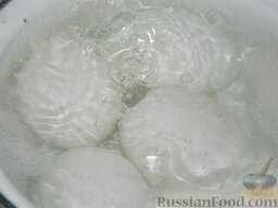 Салат из печени "Вожделение": Куриные яйца залить холодной водой, добавить соль и варить 7-8 минут после закипания. Слить кипяток, залить холодной водой, остудить, очистить.