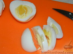 Салат из печени "Вожделение": Разрезать яйца на 8 частей.