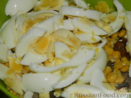 Салат из печени "Вожделение": Добавить яйца в салат.