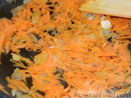Салат из печени "Вожделение": Добавить морковь к обжаренному луку и жарить вместе 5 минут, постоянно помешивая.