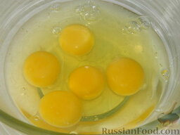 Омлет классический: Как приготовить классический омлет:    Яйца выпустить в миску.