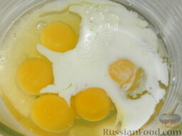 Омлет классический: Влить в яйца молоко.