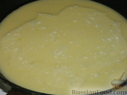 Омлет классический: Влить яичную смесь на разогретую с растительным маслом сковороду.