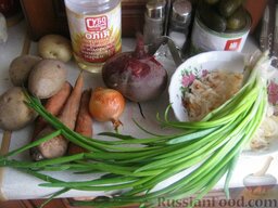 Винегрет с кислой капустой: Ингредиенты для винегрета с квашеной капустой перед Вами.    Как приготовить винегрет с квашеной капустой:    Помыть и отварить до готовности картофель, свеклу и морковь. Остудить и очистить.