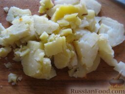 Винегрет с кислой капустой: Картофель нарезать кубиками.