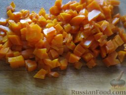 Винегрет с кислой капустой: Морковь нарезать кубиками.