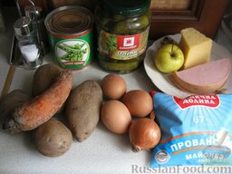 Салат с колбасой "Необычный": Ингредиенты для салата с вареной колбасой перед Вами.    Картофель и морковь помыть и отварить до готовности, 20-25 минут. Остудить, очистить.