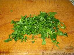 Салат с колбасой "Необычный": Зелень помыть и мелко нарезать.