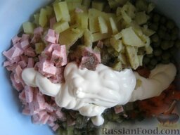 Салат с колбасой "Необычный": Все ингредиенты соединить в миске, посолить, поперчить и заправить салат с колбасой майонезом по вкусу. Хорошо перемешать.