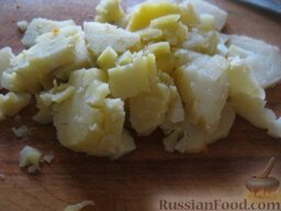 Салат с колбасой "Необычный": Картофель нарезать кубиками.