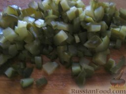 Салат с колбасой "Необычный": Огурцы нарезать кубиками, образовавшийся рассол слить.