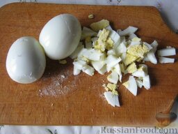 Салат с колбасой "Необычный": Яйца сварить вкрутую (10 минут), остудить и очистить. Нарезать кубиками.
