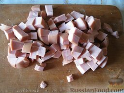 Салат с колбасой "Необычный": Колбасу нарезать соломкой или кубиками.