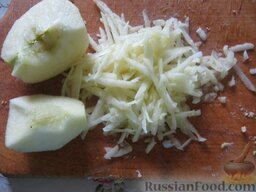 Салат с колбасой "Необычный": Яблоко помыть, очистить и натереть на крупной терке.