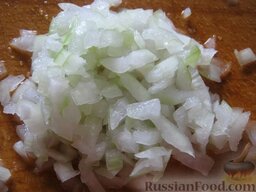 Салат с колбасой "Необычный": Лук репчатый почистить, помыть и измельчить мелкими кубиками. Можно сбрызнуть уксусом.
