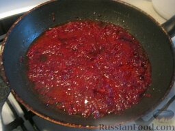 Борщ русский: Разогреть сковороду. Налить растительное масло (или положить в сковороду маргарин), разогреть,  выложить свеклу. Протушить, помешивая, 2-3 минуты. Добавить томат-пюре, коренья и уксус.