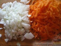 Борщ русский: Почистить и помыть лук, корень петрушки и морковь. Лук нарезать кубиками. Морковь и петрушку натереть на терке.