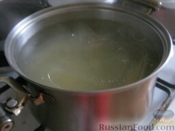 Борщ русский: Вскипятить бульон или воду. Подготовленную капусту и перец положить в кастрюлю с кипящим бульоном или водой.